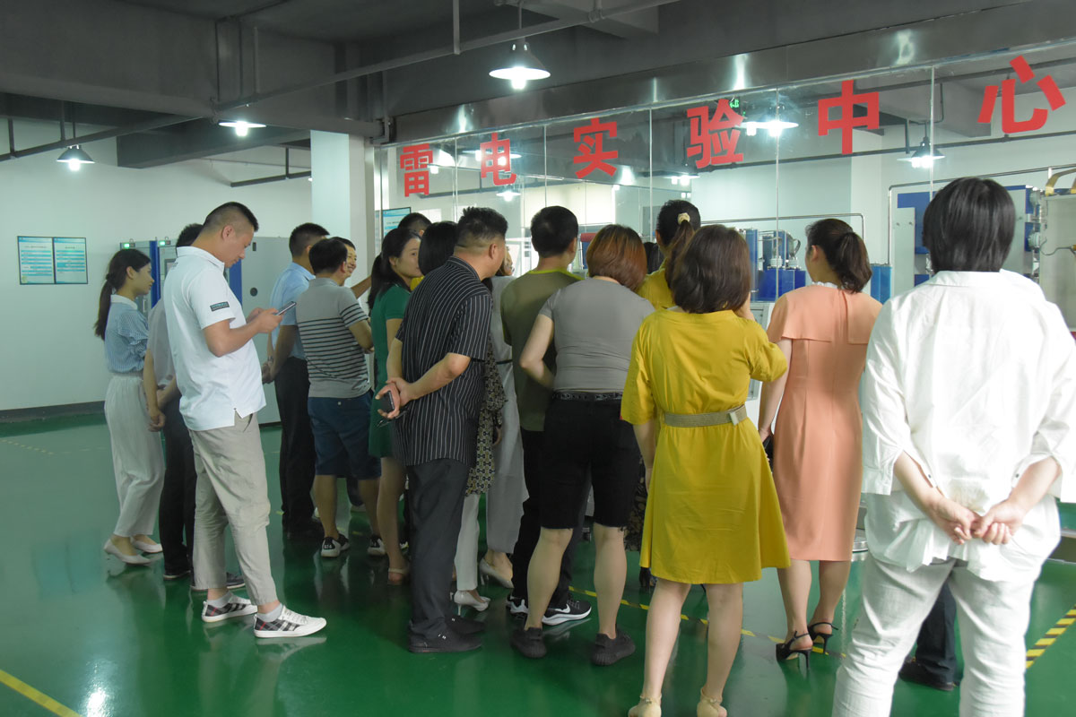 瑞士维多利亚大学MBA15-16班同学莅临乐竞平台防雷考察交流